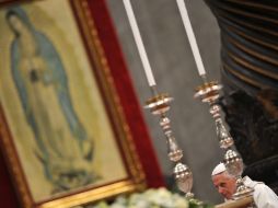 Benedicto XVI durante la celebración de la misa en memoria de la Virgen de Guadalupe en la Basílica de San Pedro. AFP  /