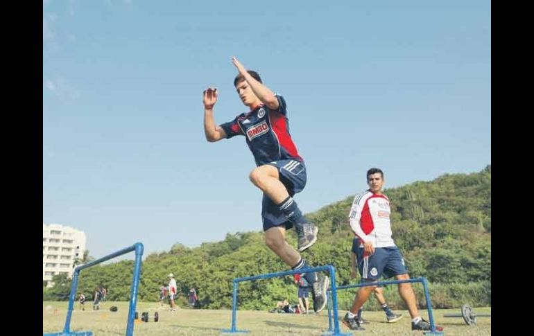 Carlos Fierro salta una serie de tubos durante el entrenamiento de Chivas en Colima. ESPECIAL  /