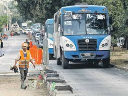 En Circunvalación División del Norte sólo se puede circular en uno de los tres carriles del tramo de Paseo Oriente y Miguel Galindo.  /