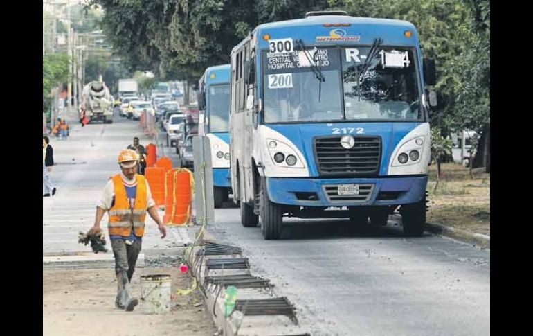 En Circunvalación División del Norte sólo se puede circular en uno de los tres carriles del tramo de Paseo Oriente y Miguel Galindo.  /