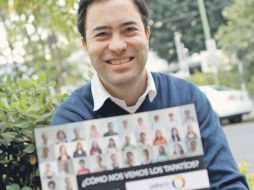 David Gómez Álvarez, director ejecutivo del Observatorio “Jalisco Cómo Vamos”, muestra el libro que será presentado esta noche.  /