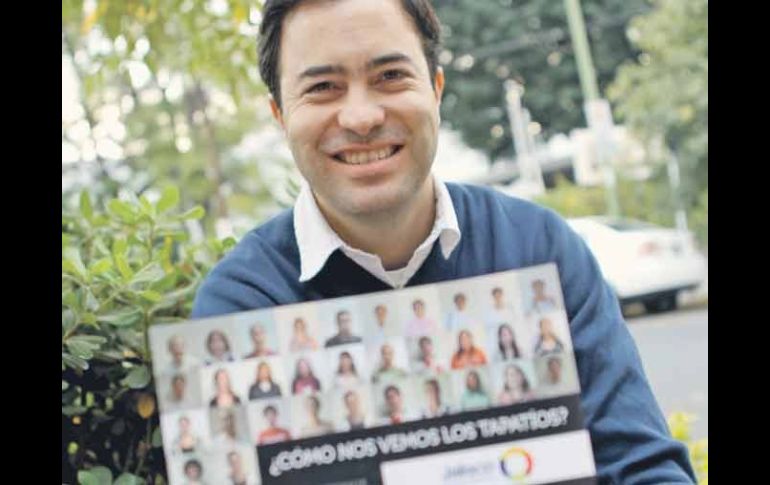 David Gómez Álvarez, director ejecutivo del Observatorio “Jalisco Cómo Vamos”, muestra el libro que será presentado esta noche.  /