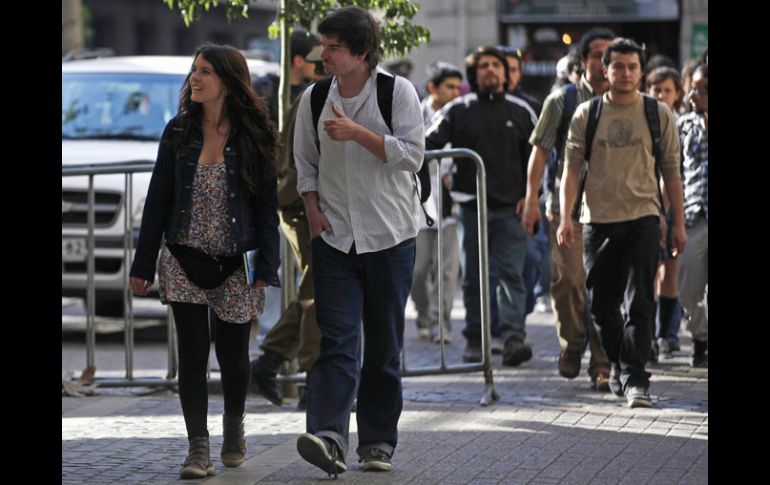 La dirigente estudiantil Camila Vallejo (i) es la figura chilena del año. ARCHIVO  /