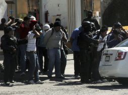 Varios estudiantes que participaron en la manifestación este lunes 12 de diciembre fueron detenidos por la Policía. EFE  /