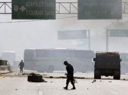 Gran número de elementos policiales se desplazaron al lugar de la protesta en Guerrero. EFE  /