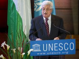 El presidente palestino, Mahmud Abás, pronuncia un discurso tras el izado de su bandera en la sede de la Unesco. EFE  /