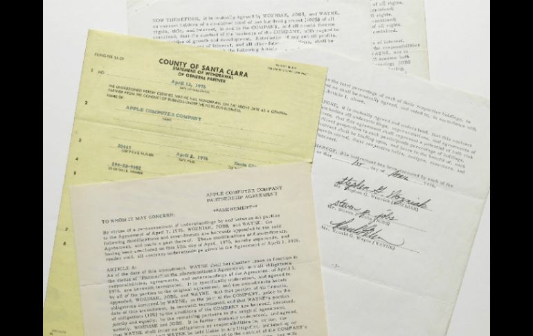 El contrato por el cual se creó la compañía  informática Apple, en 1976. AFP  /