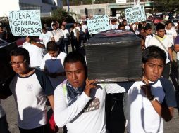 Estudiantes de Chilpancingo participaron hoy en una marcha silenciosa para pedir justicia tras la muerte de dos jóvenes. EFE  /