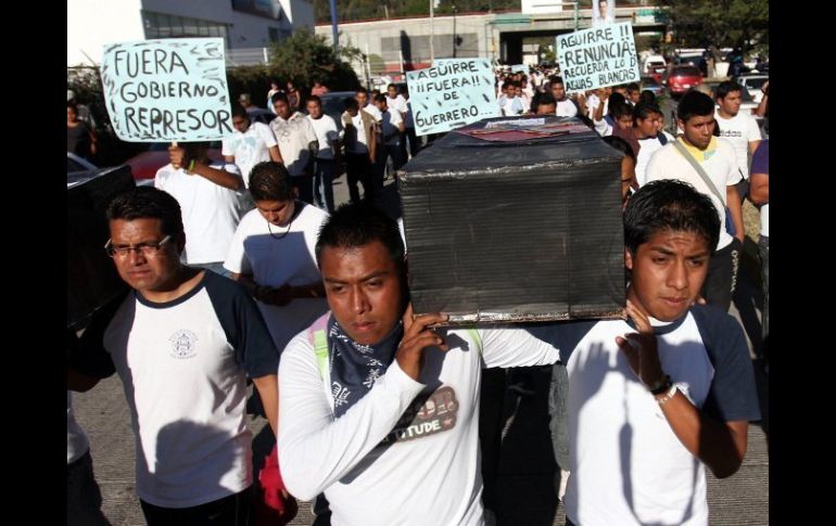 Estudiantes de Chilpancingo participaron hoy en una marcha silenciosa para pedir justicia tras la muerte de dos jóvenes. EFE  /