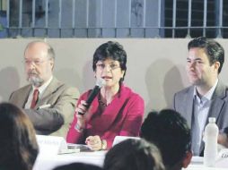 La obra fue presentada en la calle López Cotilla. En la imagen, Guillermo de la Peña, Guadalupe Morfín, David Gómez Álvarez.  /