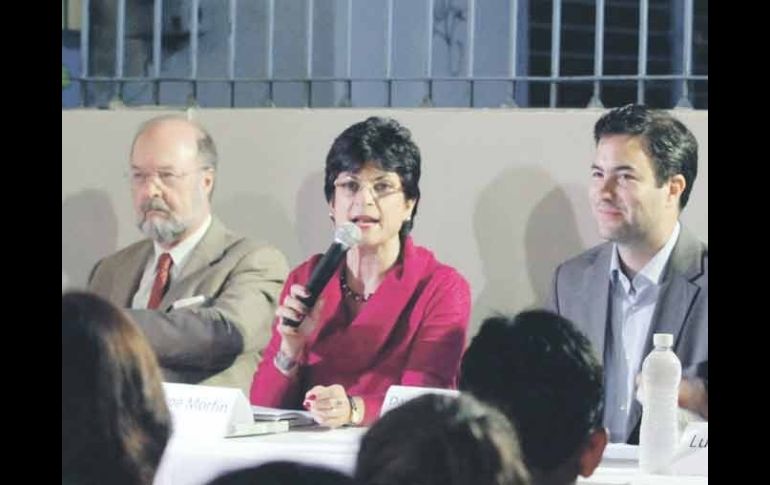 La obra fue presentada en la calle López Cotilla. En la imagen, Guillermo de la Peña, Guadalupe Morfín, David Gómez Álvarez.  /