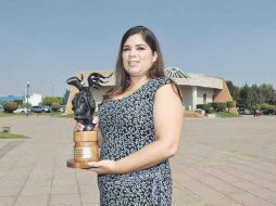 Zaira Ramírez con el Premio Jalisco de Periodismo, en las instalaciones de la Universidad del Valle de Atemajac.  /