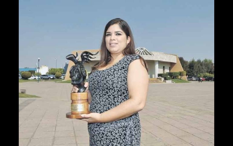 Zaira Ramírez con el Premio Jalisco de Periodismo, en las instalaciones de la Universidad del Valle de Atemajac.  /