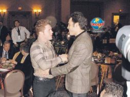 ''Canelo'' (izq.) y Julio César Chávez Jr. se abrazaron cuando se encontraron en la cena de gala de la convención del CMB. EL UNIVERSAL  /