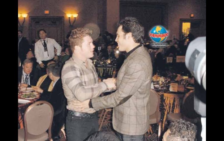 ''Canelo'' (izq.) y Julio César Chávez Jr. se abrazaron cuando se encontraron en la cena de gala de la convención del CMB. EL UNIVERSAL  /