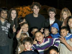 Nadal (al fondo, en el centro), posa junto a la actriz Paz Vega y un grupo de jóvenes que participan en el proyecto. EFE  /