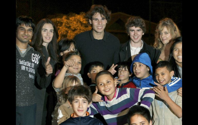 Nadal (al fondo, en el centro), posa junto a la actriz Paz Vega y un grupo de jóvenes que participan en el proyecto. EFE  /