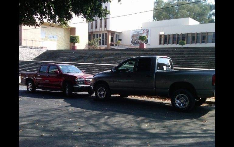 Los agentes guardan sigilo mientras realizan investigaciones al interior del edificio.  /