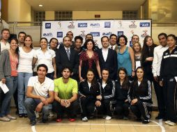 Algunos de los deportistas que pusieron en alto en nombre de México posan con sus reconocimientos. MEXSPORT  /