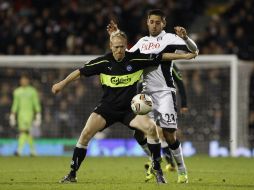 Clint Dempsey (Atrás) compite por el balón con  Hans Henrik Andreasen del Odense durante el encuentro. AP  /