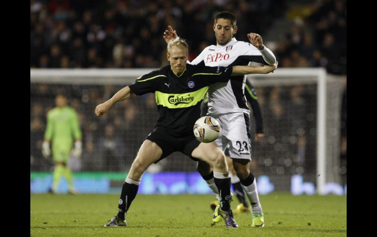 Clint Dempsey (Atrás) compite por el balón con  Hans Henrik Andreasen del Odense durante el encuentro. AP  /