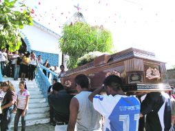 Familiares sepultan a uno de los fallecidos tras el enfrentamiento. NTX  /