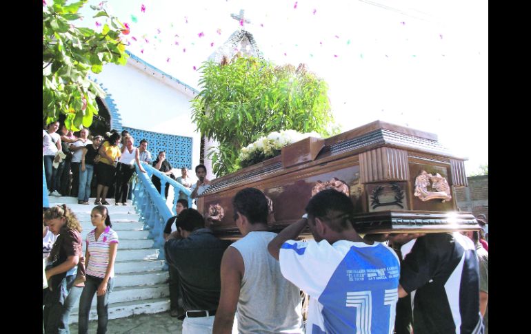 Familiares sepultan a uno de los fallecidos tras el enfrentamiento. NTX  /