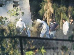 Personal del Instituto Jalisciense de Ciencias Forenses realizó la excavación de una fosa, donde fueron encontrados dos cadáveres.  /