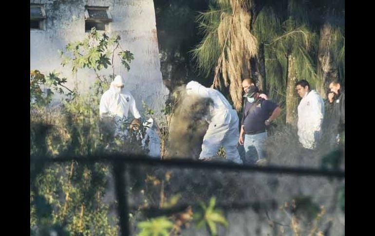 Personal del Instituto Jalisciense de Ciencias Forenses realizó la excavación de una fosa, donde fueron encontrados dos cadáveres.  /