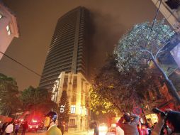 Los bomberos han tardado una hora y media en controlar el fuego en la planta baja de la primera torre. EFE  /