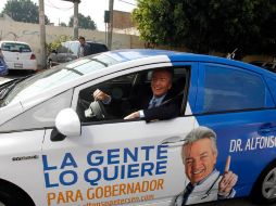 Petersen Farah llegó al Metropolitano en coche con publicidad de su precampaña.  /