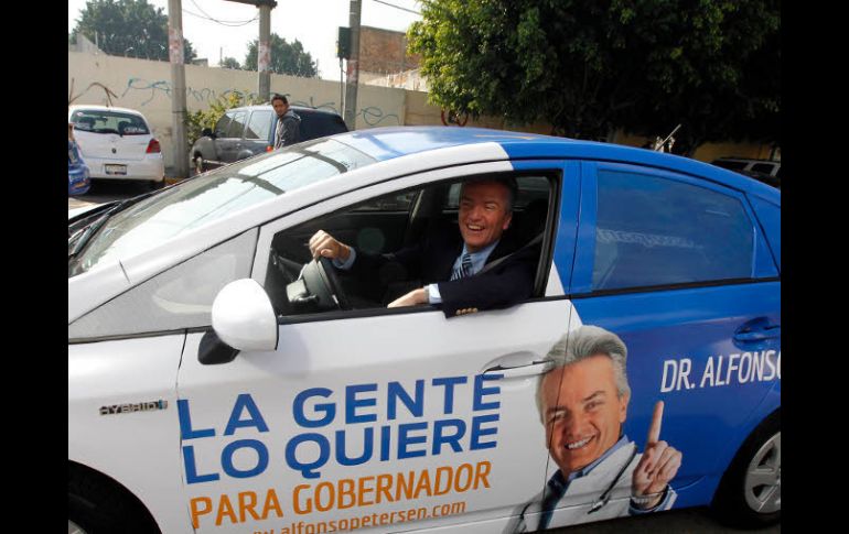 Petersen Farah llegó al Metropolitano en coche con publicidad de su precampaña.  /