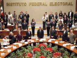 Los tres nuevos consejeros se integran al Consejo General del IFE. NTX  /