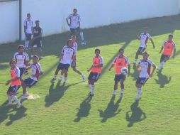 Jugadores en el entrenamiento de hoy en Manzanillo.  /