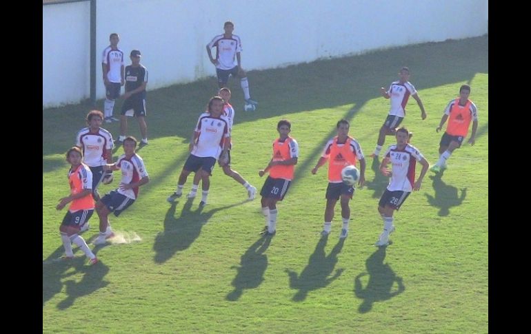 Jugadores en el entrenamiento de hoy en Manzanillo.  /