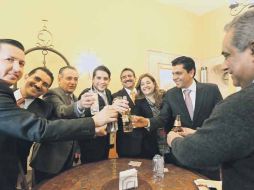 Representantes de los poderes Ejecutivo y Legislativo festejaron con un brindis los acuerdos obtenidos.  /