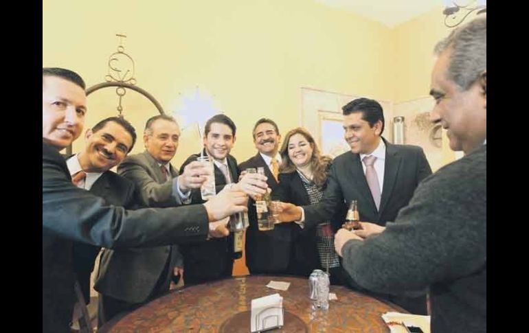 Representantes de los poderes Ejecutivo y Legislativo festejaron con un brindis los acuerdos obtenidos.  /