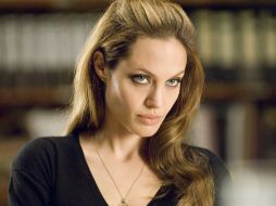 Aparentemente el problema de Angelina Jolie surge de el consumo de medicamentos para adelgazar. NOTIMEX  /