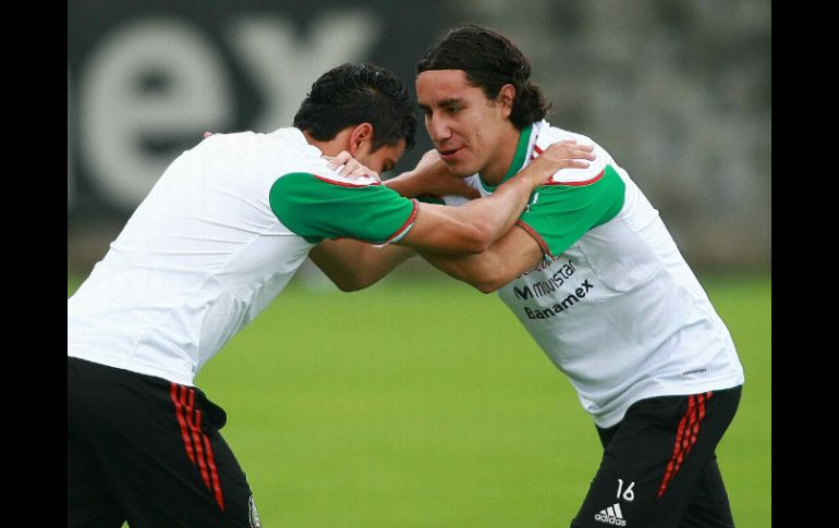 Pablo Barrera (I) y Efraín Juárez colaborarán junto con el resto del plantel para poder ganar este partido. MEXSPORT  /