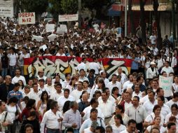 Estudiantes y representantes de la UdeG marcharon por avenida Juárez hasta llegar a la plaza de armas.  /