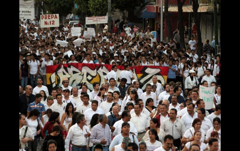 Estudiantes y representantes de la UdeG marcharon por avenida Juárez hasta llegar a la plaza de armas.  /