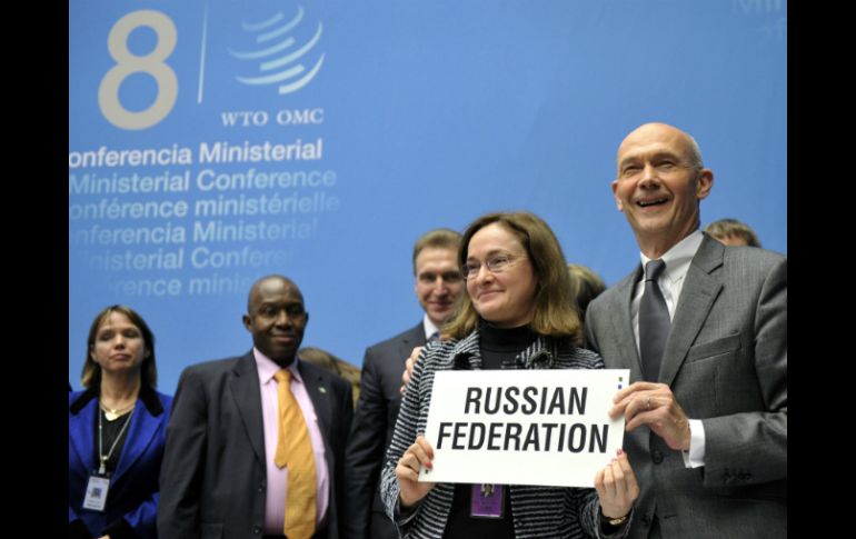 Igor Shuvalov (der.), y la ministra de Desarrollo Económico, Elvira Nabiullina, celebran ingreso a la OMC. EFE  /