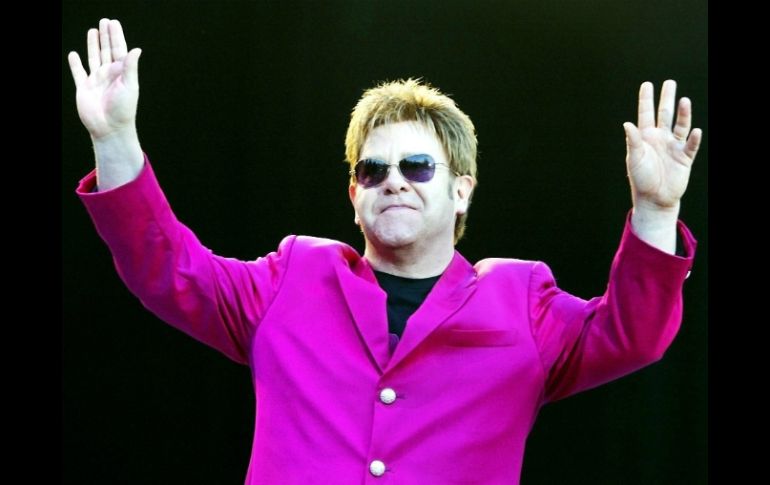 Elton John vendrá acompañado de un grupo de 45 personas que darán forma al espectáculo que presentará en febrero próximo. ESPECIAL  /