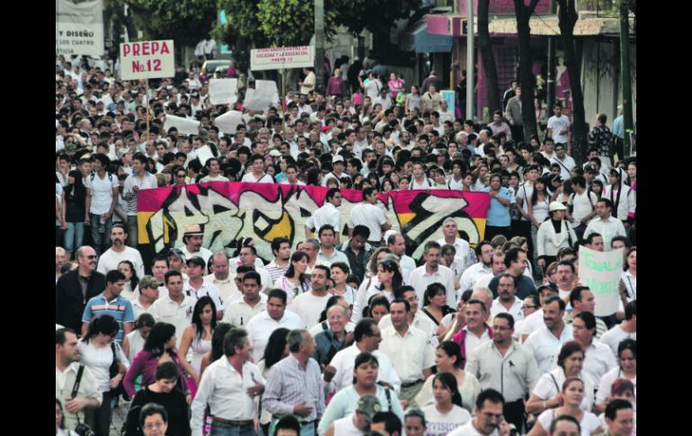 Cinco mil personas partieron hacia el Palacio de Gobierno para exigir justicia por el asesinato de cuatro estudiantes de la prepa 8.  /