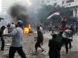 Manifestantes lanzan piedras a las fuerzas de seguridad egipcias en El Cairo. EFE  /