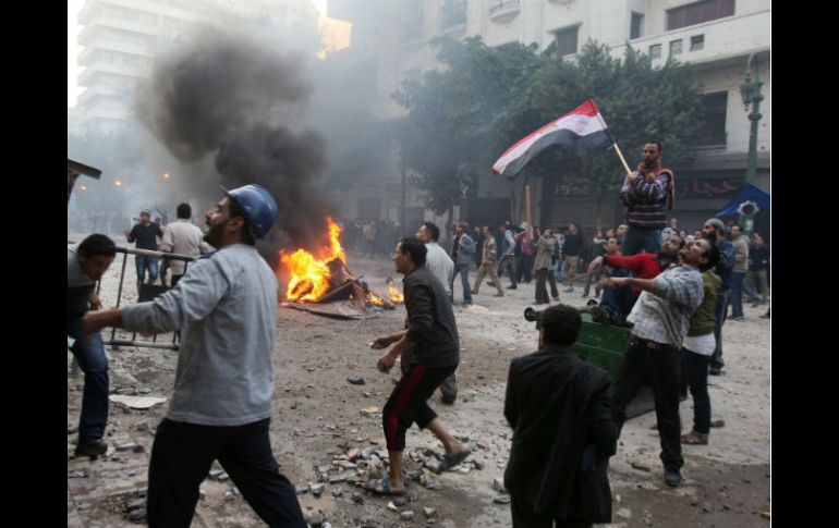 Manifestantes lanzan piedras a las fuerzas de seguridad egipcias en El Cairo. EFE  /