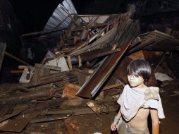 Un niño camina junto a los destrozos de la devastada localidad de Cagaan De Oro en el sur de Mindanao. EFE  /