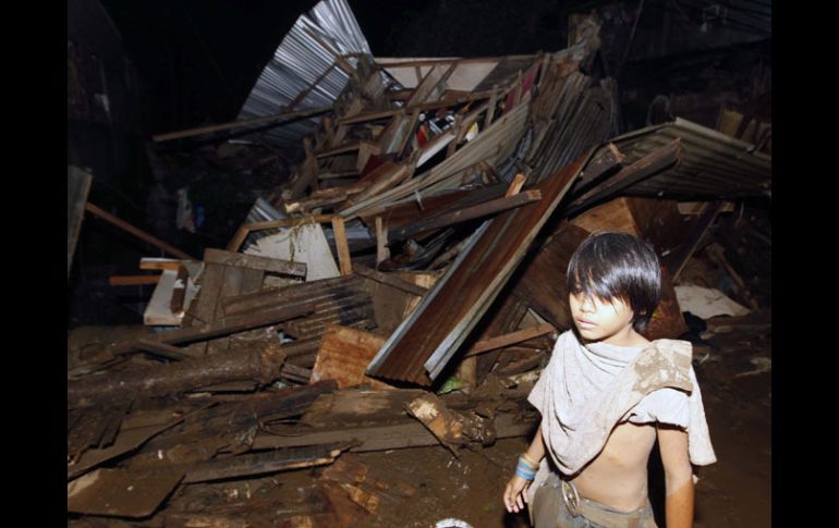 Un niño camina junto a los destrozos de la devastada localidad de Cagaan De Oro en el sur de Mindanao. EFE  /