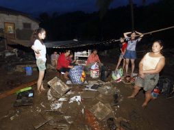 Filipinos improvisan un refugio temporal en la devastada localidad de Cagaan De Oro en el sur de Mindanao. EFE  /