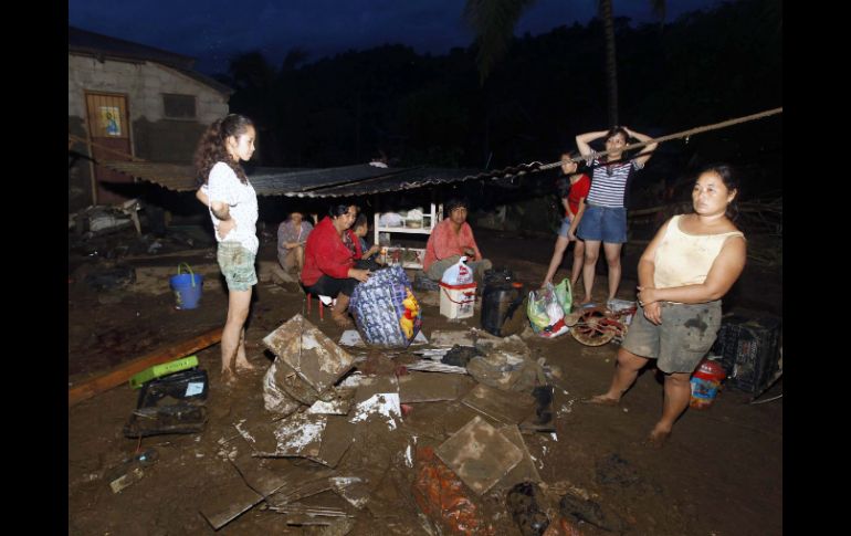 Filipinos improvisan un refugio temporal en la devastada localidad de Cagaan De Oro en el sur de Mindanao. EFE  /